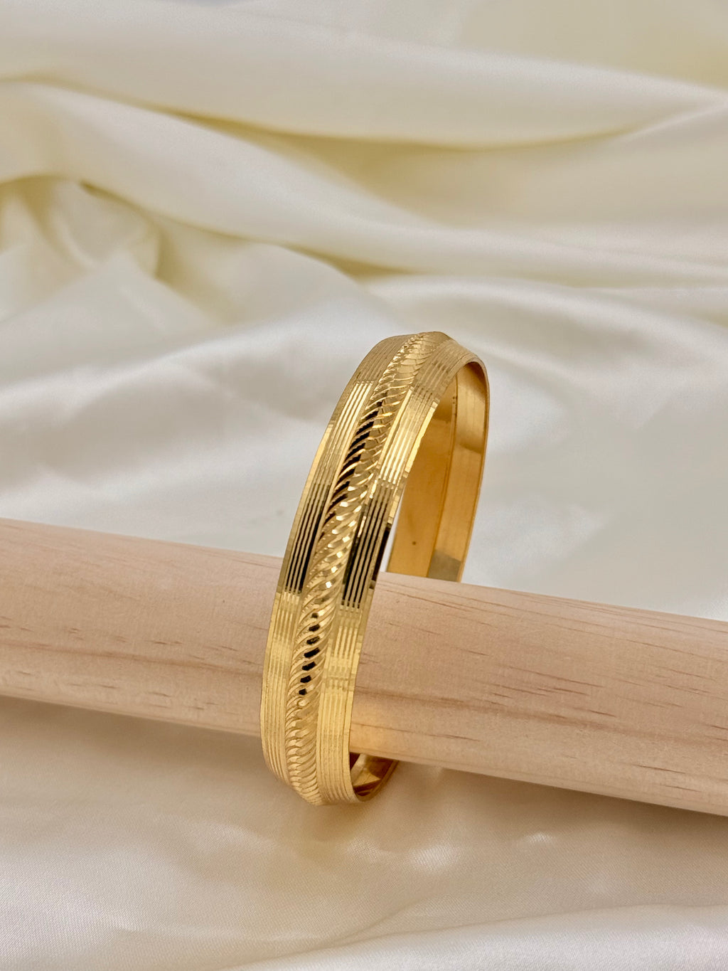 1 Gram Gold Ribbed Wide Cut Kada
