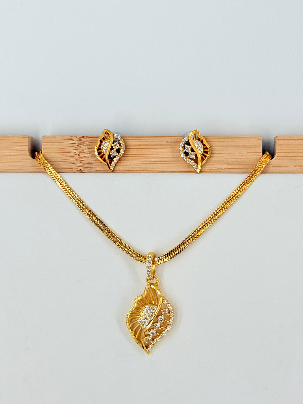 Gold Plated Leaf Designer Pendant Set With Chain