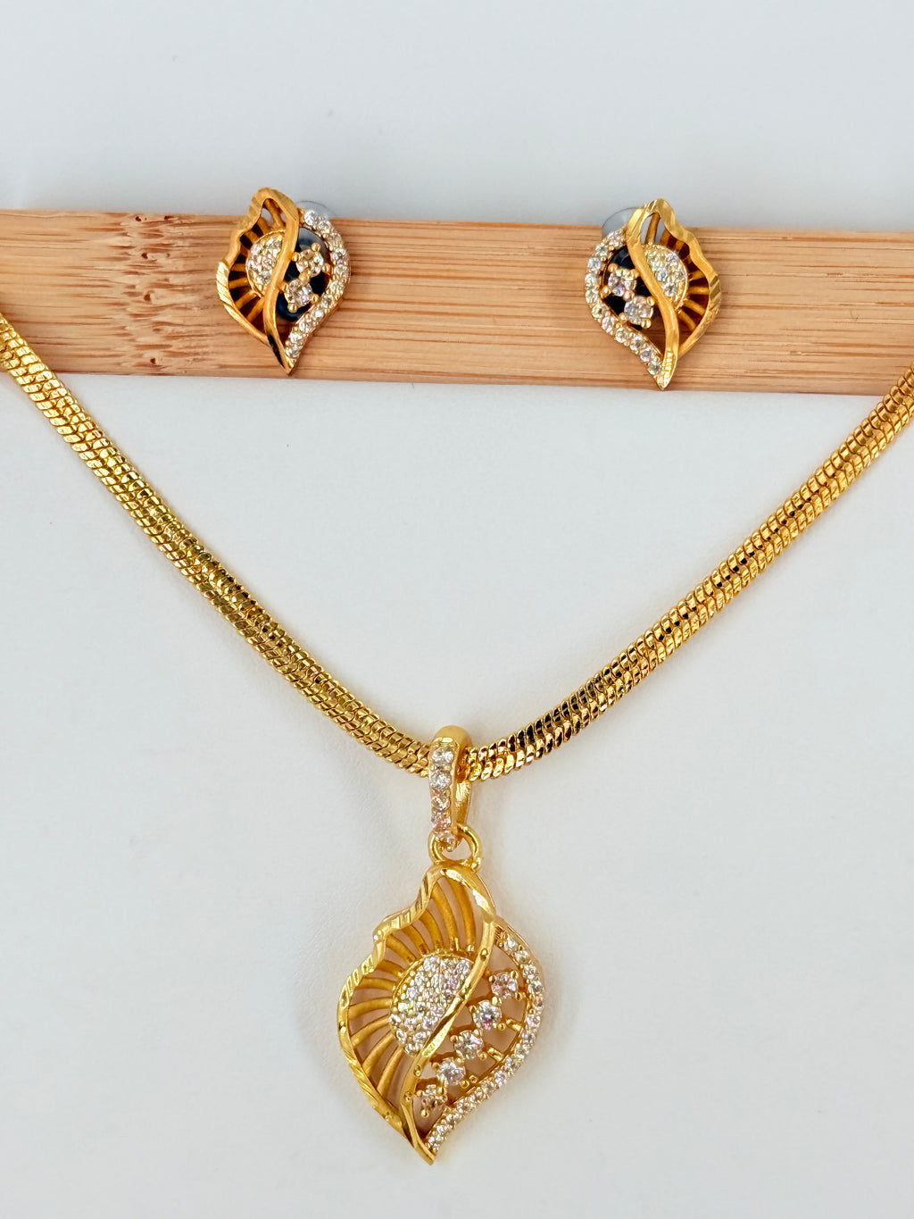 Gold Plated Leaf Designer Pendant Set With Chain