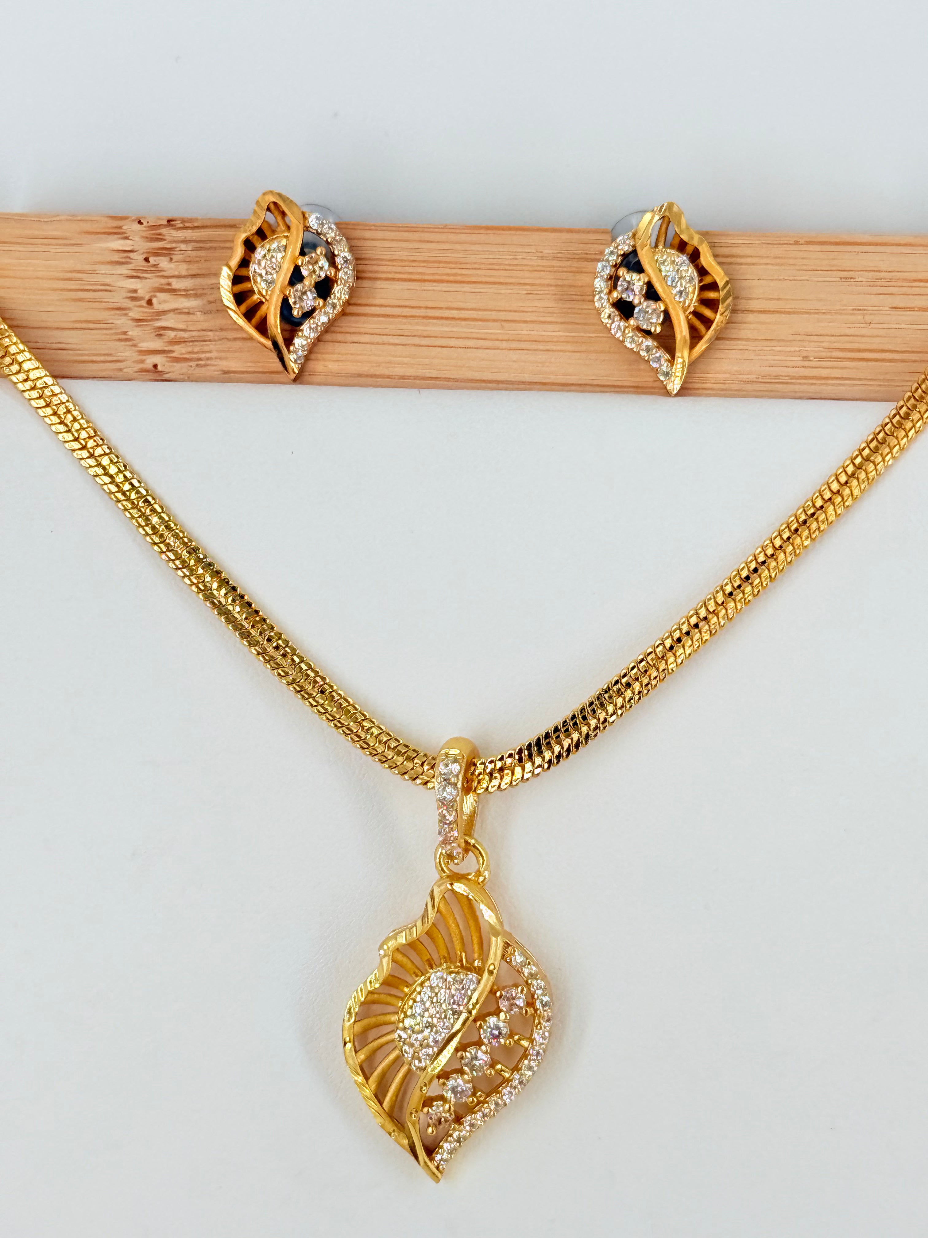 Gold Plated Leaf Designer Pendant Set With Chain