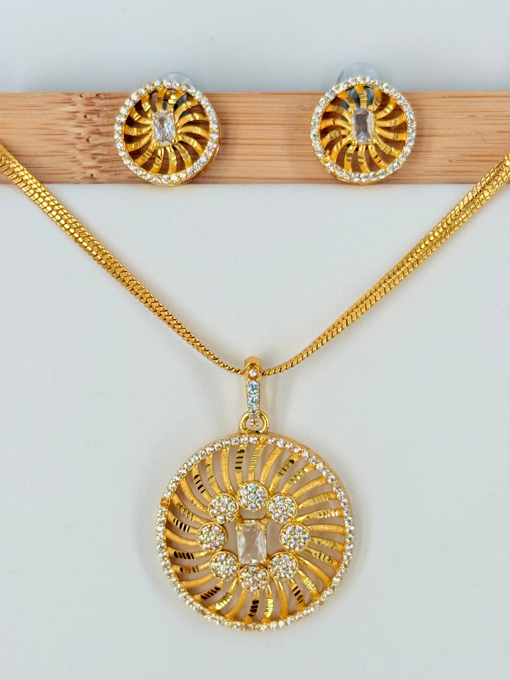 Gold Plated Round Designer Stone Pendant Set With Chain