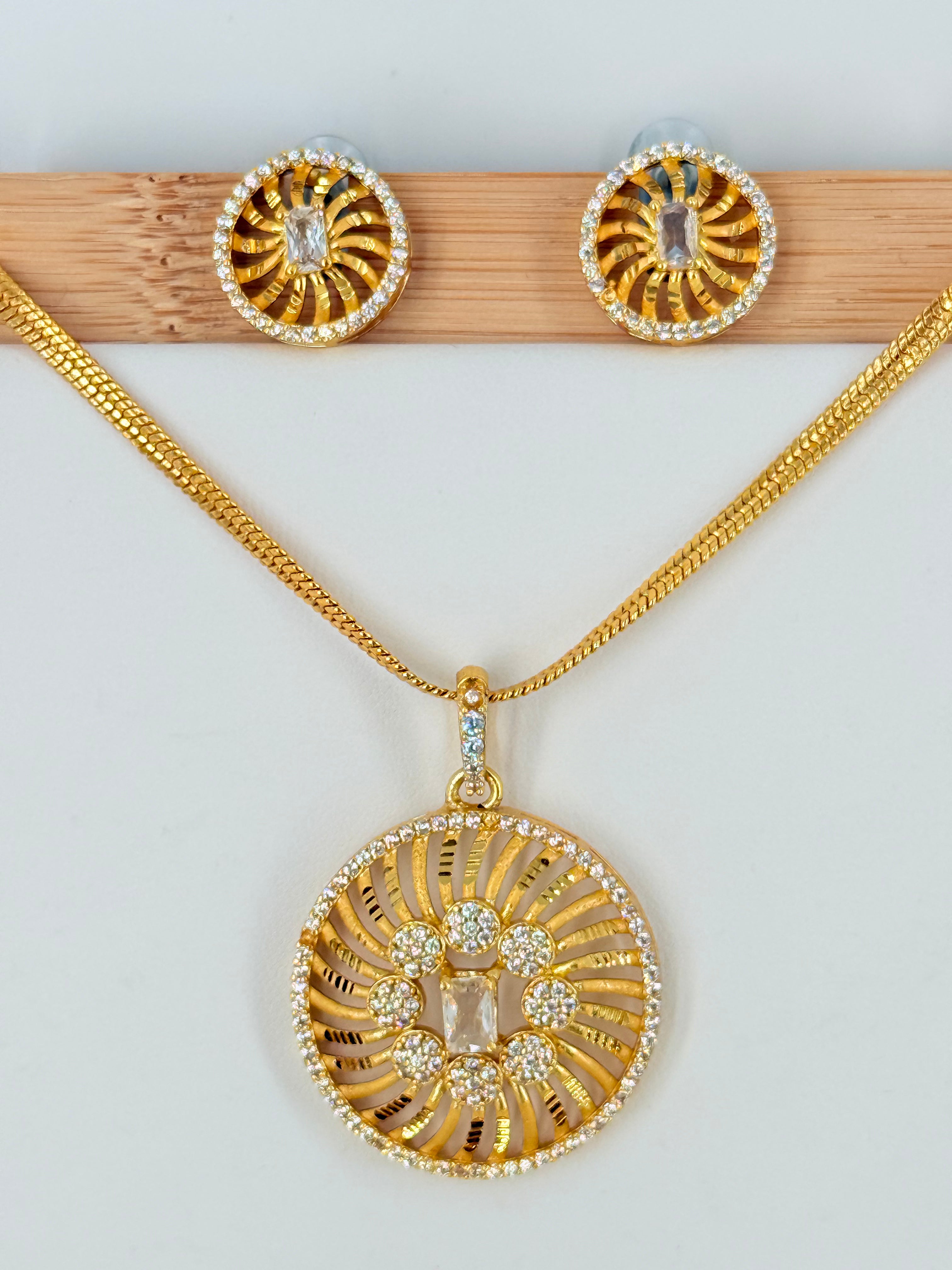 Gold Plated Round Designer Stone Pendant Set With Chain