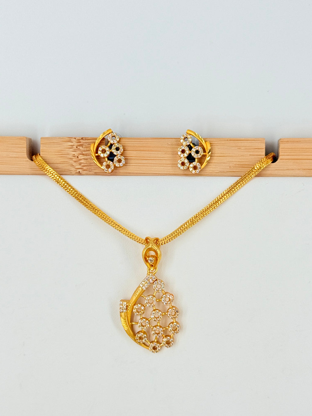 Gold Plated Floral Stone Pendant Set With Chain