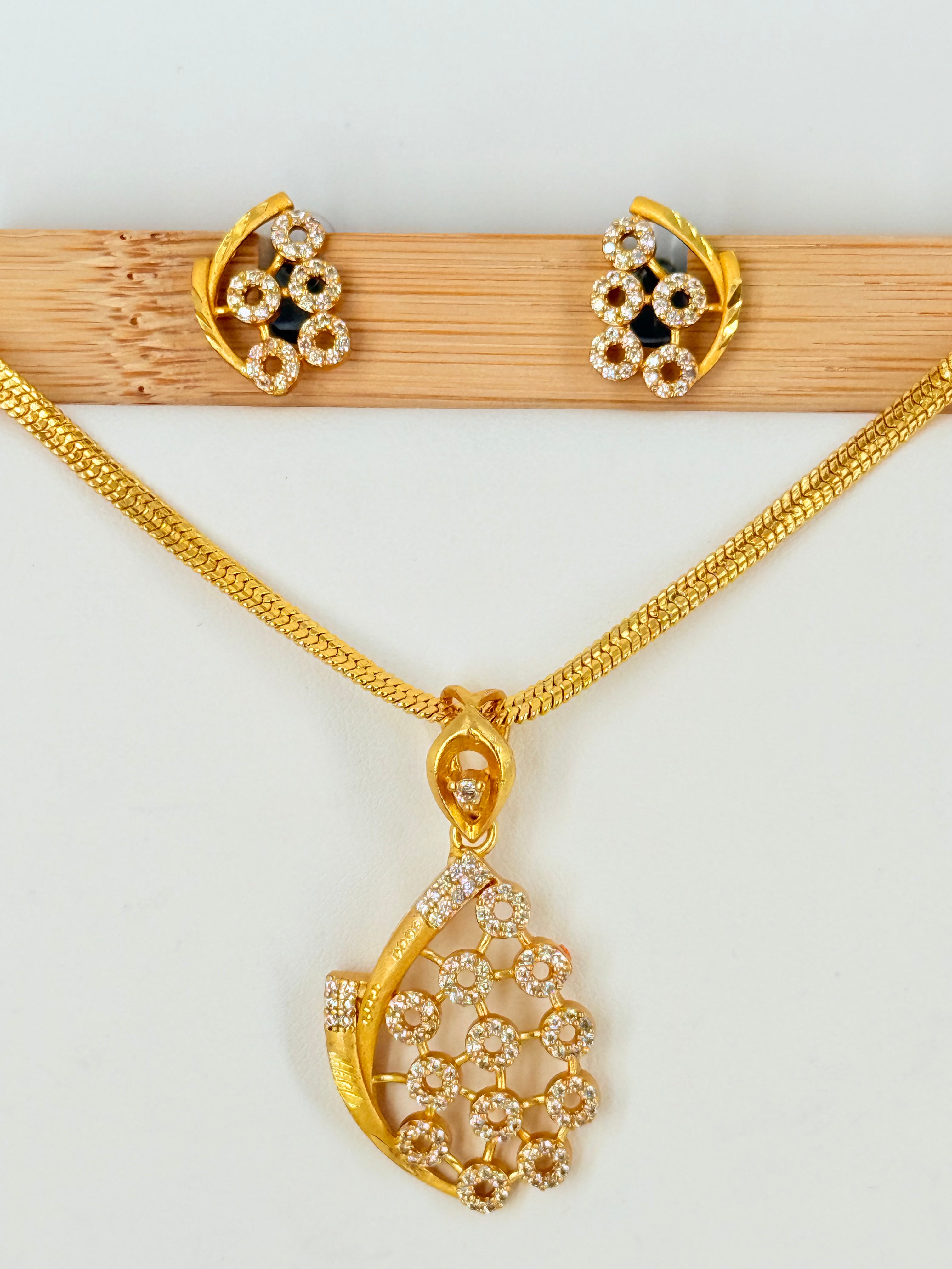 Gold Plated Floral Stone Pendant Set With Chain