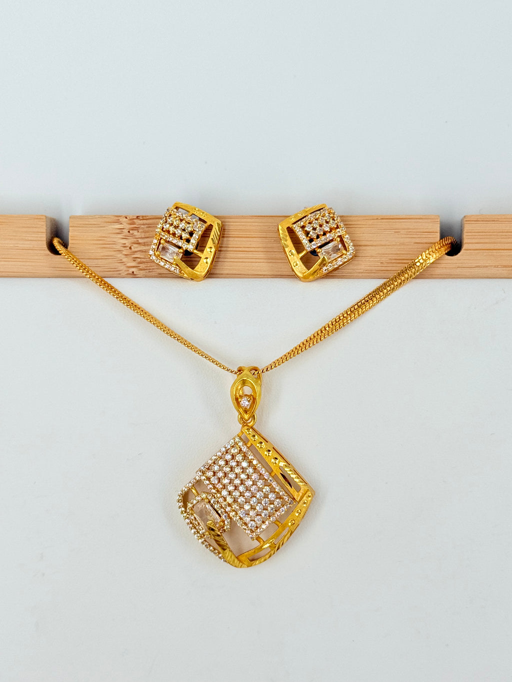 Gold Plated Geometric Stone Pendant Set With Chain